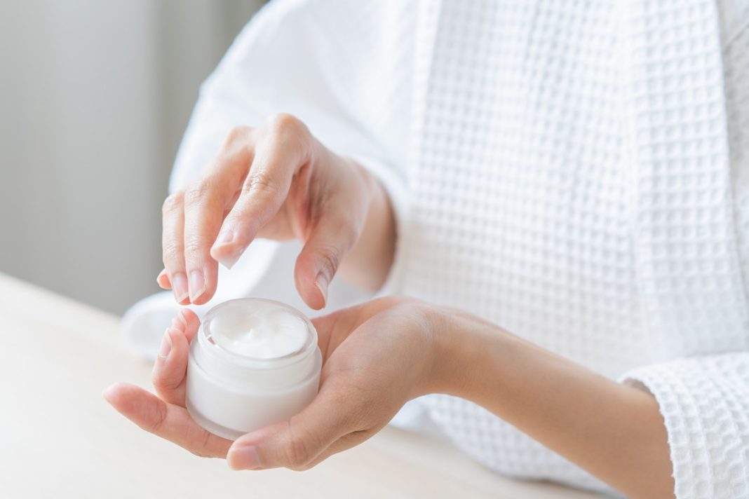 Krem za 6 zł bosko wygładzi twarz, szyję, dekolt. To kolagenowa bomba na wiotką skórę!