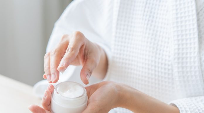 Krem za 6 zł bosko wygładzi twarz, szyję, dekolt. To kolagenowa bomba na wiotką skórę!