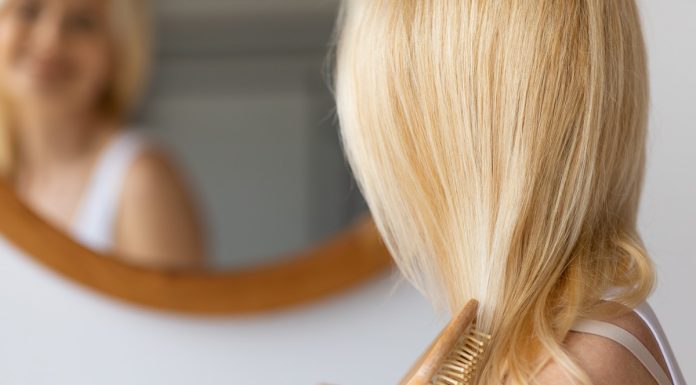 Cztery dobre odżywki do włosów rozjaśnionych. Regenerują i zapobiega kruszeniu się