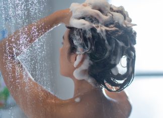 Oto najczęstsze błędy w myciu włosów. To dlatego pojawia się łupież