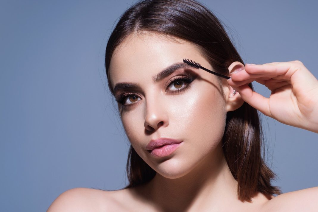 TOP 3 maskary do stylizacji brwi. Zagęszczają włoski, tuszują przerzedzenia