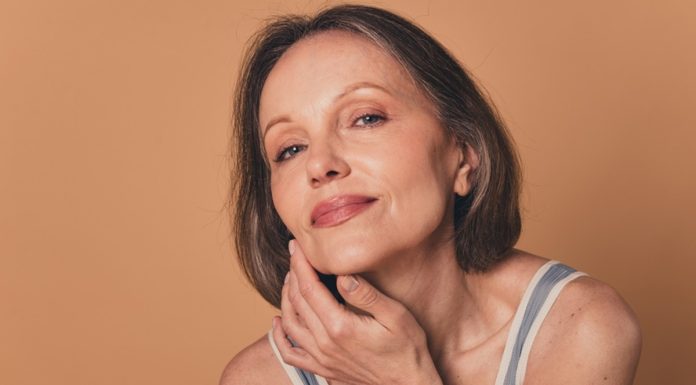 To serum to hit wśród 40-latek. Zatrzymuje starzenie się skóry, wypełnia zmarszczki