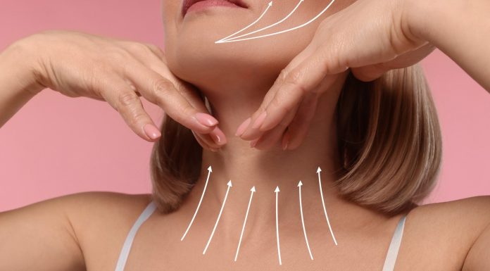 TOP 3 kremy silnie napinające wiotki i galaretowaty podbródek. Są jak rusztowanie dla opadającej skóry