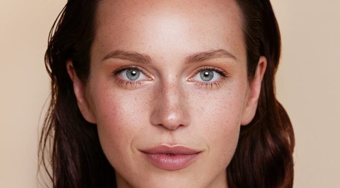 Odmładzająca esencja z witaminami C i E ujędrnia i zagęszcza skórę. Idealna pod makijaż