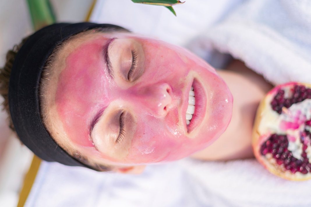 Ta owocowa maska błyskawicznie liftinguje szyję i spłyca linie