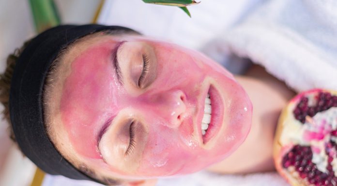 Ta owocowa maska błyskawicznie liftinguje szyję i spłyca linie