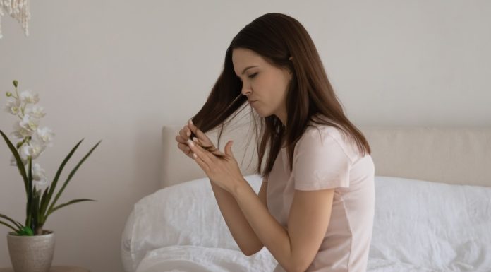 Pięć świetnych szamponów do włosów zniszczonych. Przywracają piękny wygląd suchym, łamliwym kosmykom