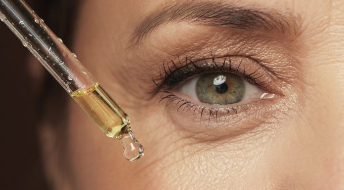 Cztery przeciwzmarszczkowe sera z retinalem — skutecznie wygładzają skórę