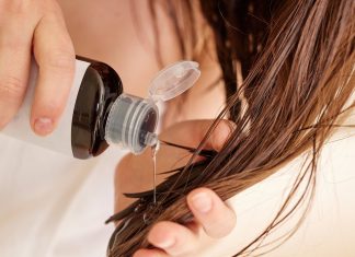 Hair slugging – nowa metoda na ultra nawilżone włosy. Wypróbuj, a twoje pasma zaczną lśnić