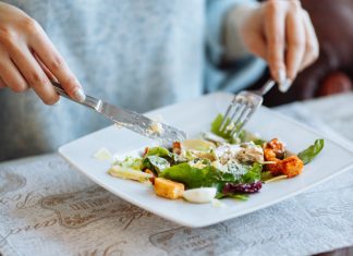 „15 razy na kęs”. Prosta zasada poprawi twoje zdrowie