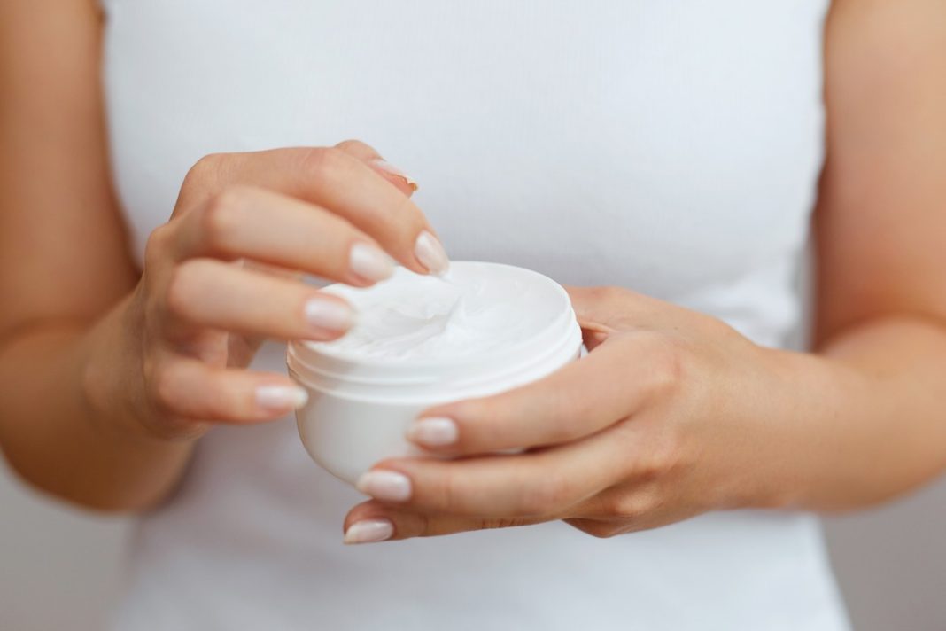 Duże opakowanie kremu do bardzo suchej skóry za grosze. Nawilża twarz, dłonie i ciało