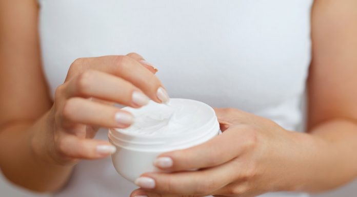 Duże opakowanie kremu do bardzo suchej skóry za grosze. Nawilża twarz, dłonie i ciało