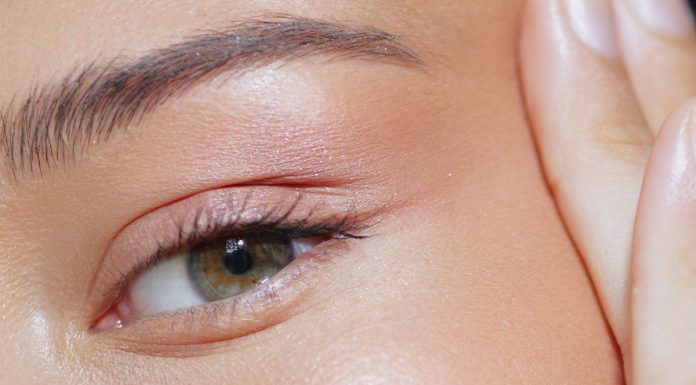 Ten krem zapewnia idealną cerę bez makijażu. Wygładza koloryt i subtelnie rozświetla