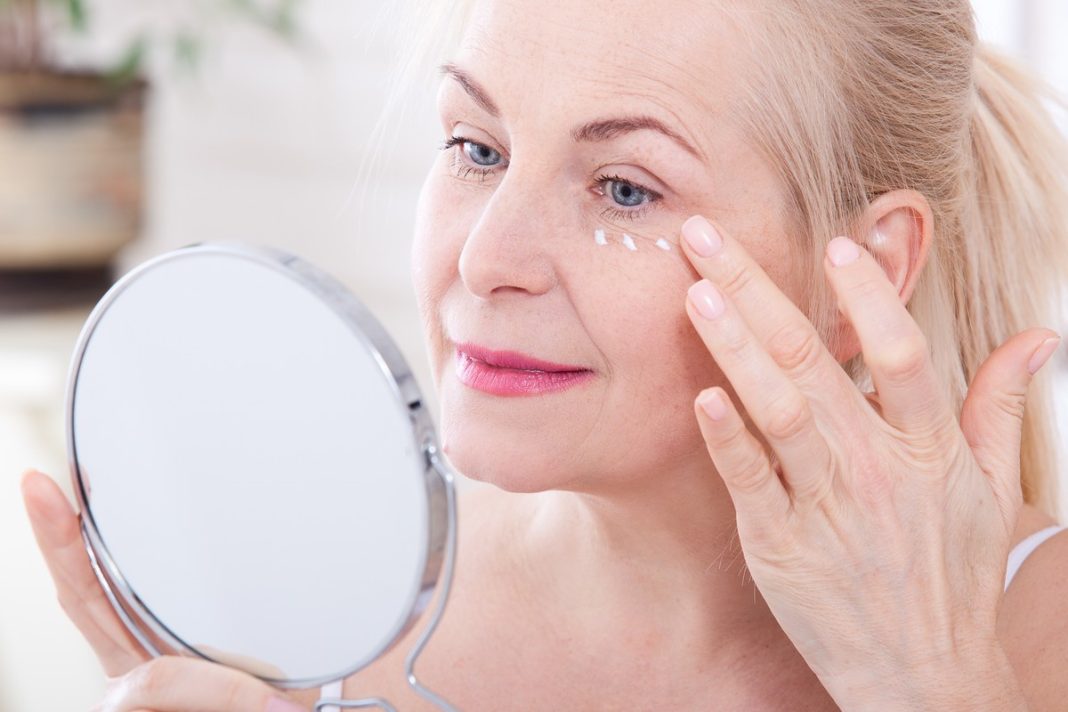 Jak nakładać korektor, żeby nie podkreślał zmarszczek? Trzy wskazówki