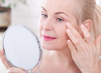 Jak nakładać korektor, żeby nie podkreślał zmarszczek? Trzy wskazówki