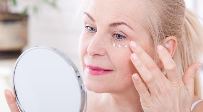 Jak nakładać korektor, żeby nie podkreślał zmarszczek? Trzy wskazówki