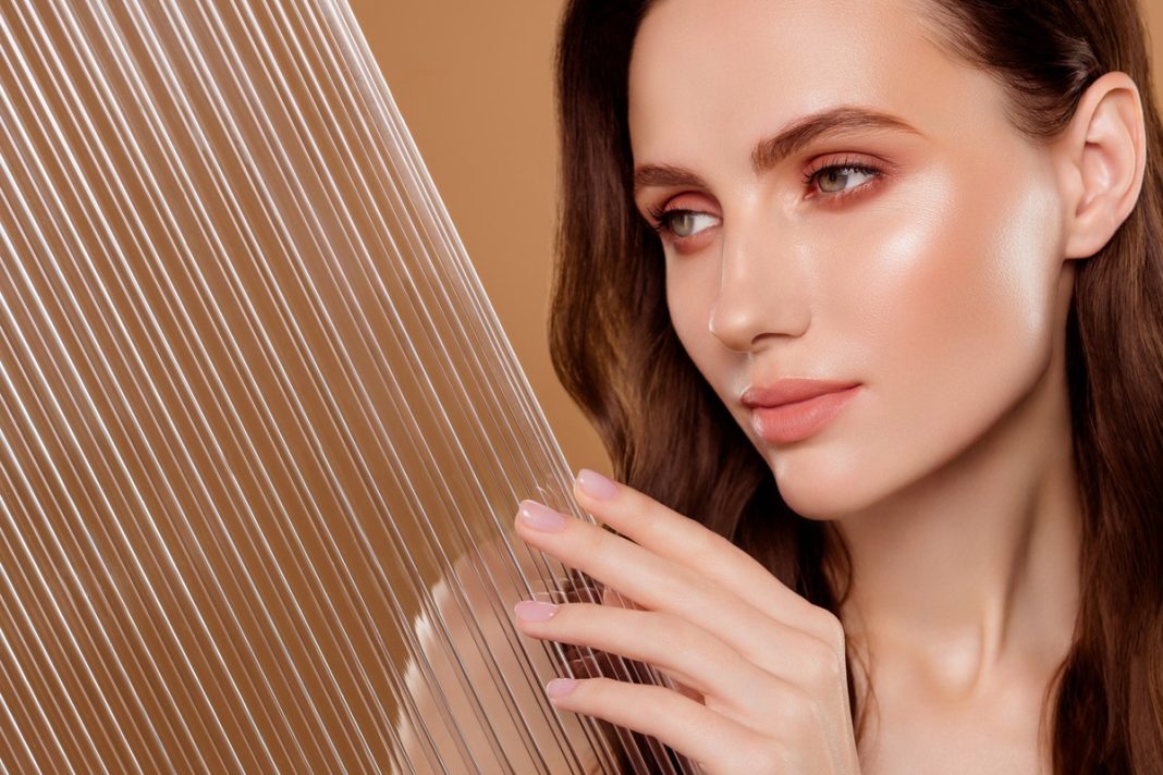 Jak uzyskać efekt glass skin? Zrób to, a twoja skóra będzie wyglądała jak ze szkła