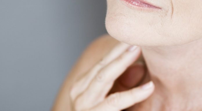 Cztery kremy, które ekspresowo wyprasują zmarszczki na dekolcie