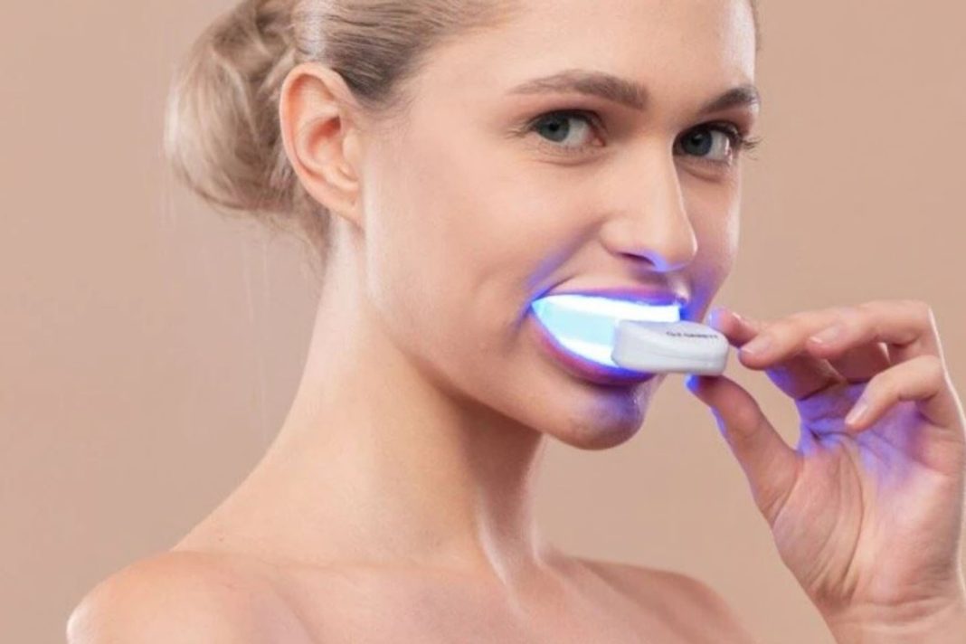 Śnieżnobiały uśmiech? Ta tania lampa rozjaśni zęby o kilka odcieni