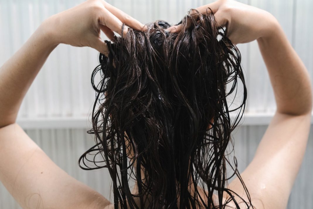 Myjesz włosy raz w tygodniu? Trycholożka mówi wprost