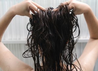 Myjesz włosy raz w tygodniu? Trycholożka mówi wprost