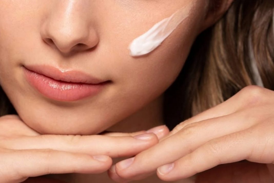 Tanie serum z retinalem, które działa jak odmładzający eliksir. Ujędrnia wiotczejącą skórę