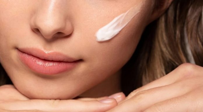 Tanie serum z retinalem, które działa jak odmładzający eliksir. Ujędrnia wiotczejącą skórę