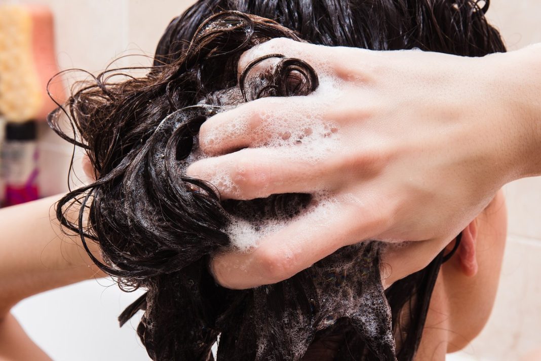 Świetne kolagenowe szampony, które intensywnie odżywiają i nawilżają. Nawet słabe włosy odzyskają blask