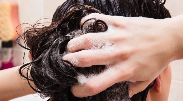 Świetne kolagenowe szampony, które intensywnie odżywiają i nawilżają. Nawet słabe włosy odzyskają blask