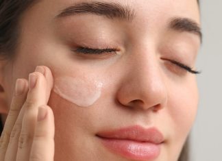 Trzy mocne peelingi kwasowe do twarzy — szybki efekt wygładzenia