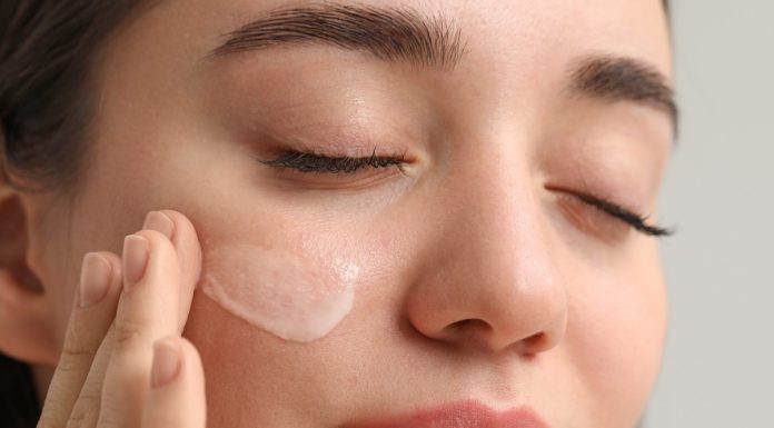 Trzy mocne peelingi kwasowe do twarzy — szybki efekt wygładzenia