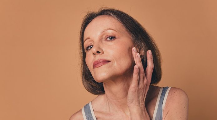 Ten krem to bomba naszpikowana kwasem hialuronowym. „Wyprasuje” zmarszczki i bruzdy