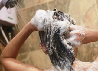 Ten tani szampon nie ma SLS a dobrze się pieni. Pachnie jak perfumy