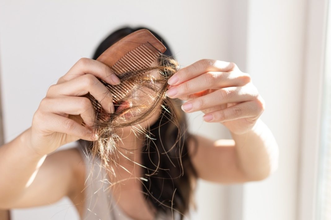 Ten taniutki ziołowy ekstrakt powstrzymuje wypadanie włosów.