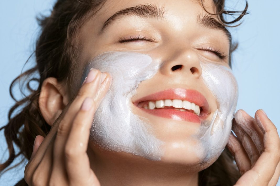 Mało znana cynkowa maska za 18 zł niweluje przebarwienia. Spłyca też zmarszczki