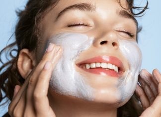 Mało znana cynkowa maska za 18 zł niweluje przebarwienia. Spłyca też zmarszczki