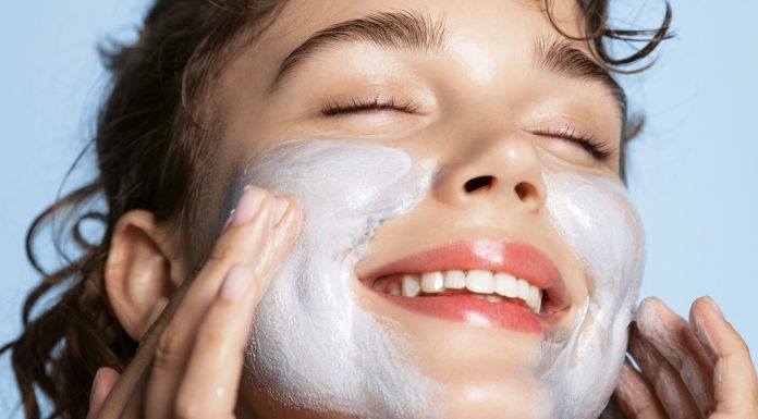 Mało znana cynkowa maska za 18 zł niweluje przebarwienia. Spłyca też zmarszczki