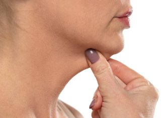 TOP 3 mocne kremy na opadający i galaretowaty podbródek. Napinają skórę jak nici