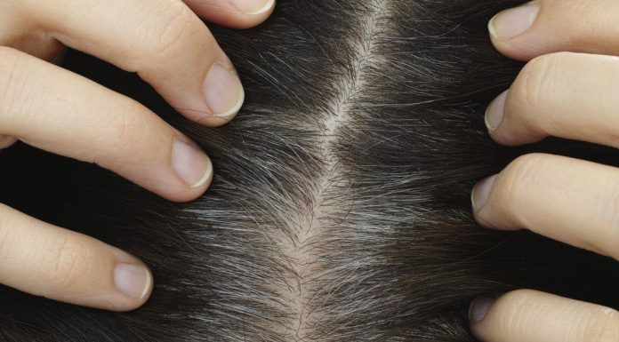 Jedz produkty zawierające tę witaminę. Spowolnisz proces siwienia