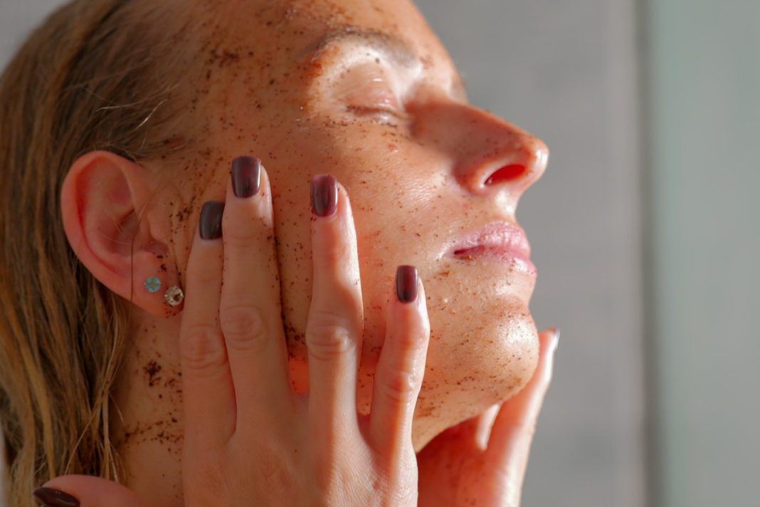 Po czterdziestce lepiej zrezygnować z tego kosmetyku. Więcej szkody niż pożytku