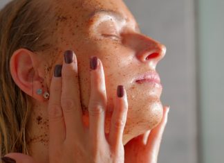 Po czterdziestce lepiej zrezygnować z tego kosmetyku. Więcej szkody niż pożytku