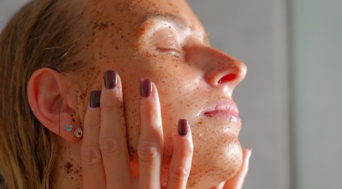 Po czterdziestce lepiej zrezygnować z tego kosmetyku. Więcej szkody niż pożytku