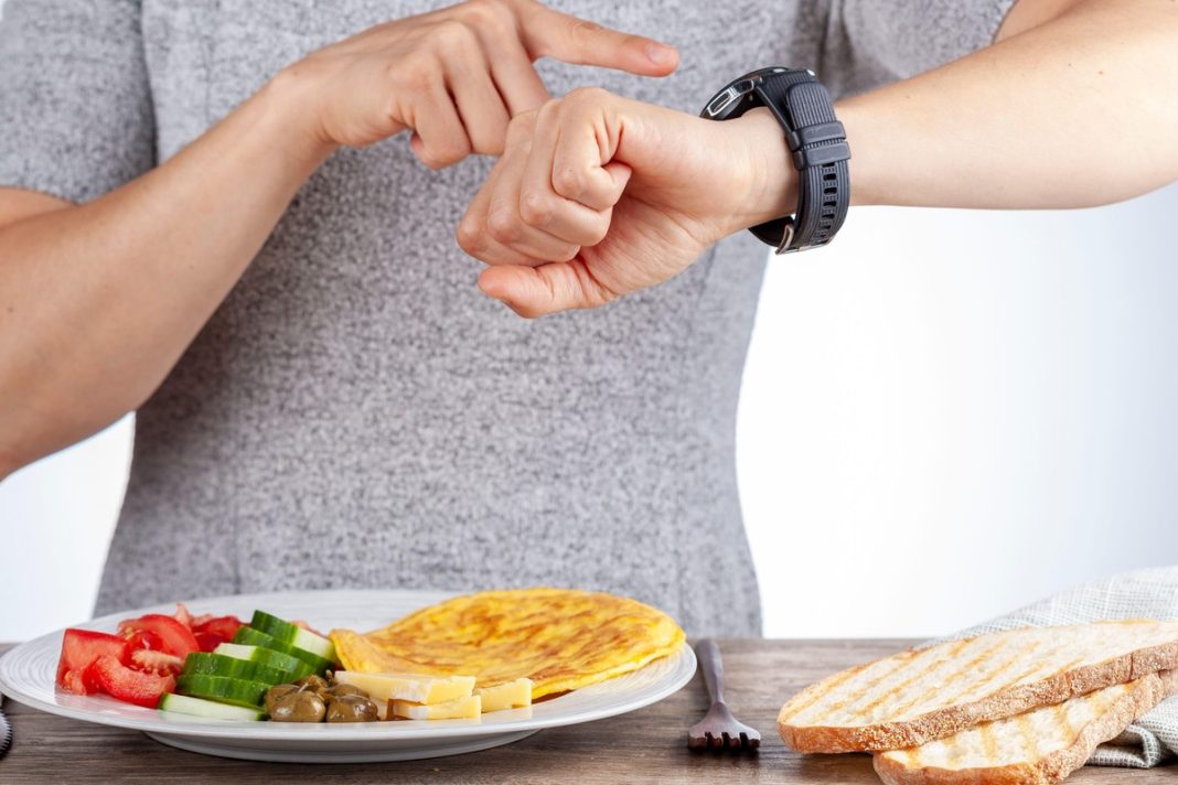 Czy post przerywany odchudza? Ekspertka postawiła sprawę jasno