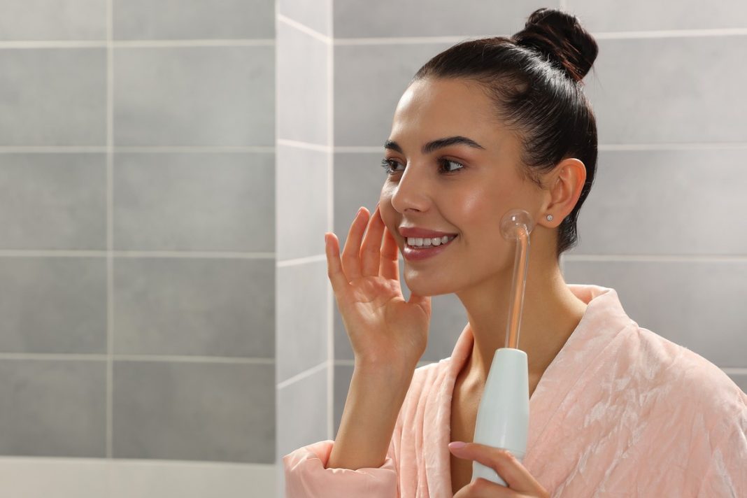 To jedno niepozorne urządzenie redukuje trądzik, przyspiesza porost włosów i wygładza zmarszczki