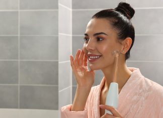 To jedno niepozorne urządzenie redukuje trądzik, przyspiesza porost włosów i wygładza zmarszczki