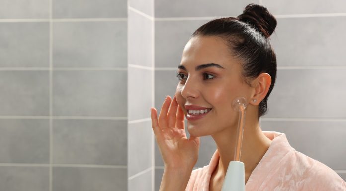 To jedno niepozorne urządzenie redukuje trądzik, przyspiesza porost włosów i wygładza zmarszczki