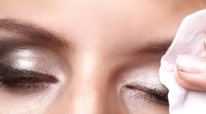 Demakijaż bez łez – łagodny płyn z wyciągiem z dziurawca i arniki