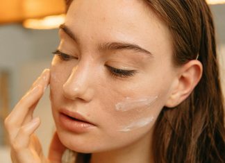 Energizujący krem z witaminą C to ideał na wiosnę. Zwęża pory i matuje