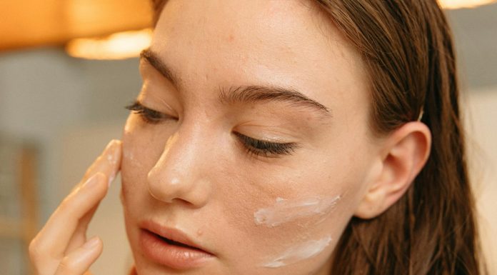 Energizujący krem z witaminą C to ideał na wiosnę. Zwęża pory i matuje
