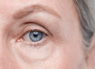 60-latki uwielbiają ten wypełniający krem pod oczy. Zauważalnie wyostrza kontur